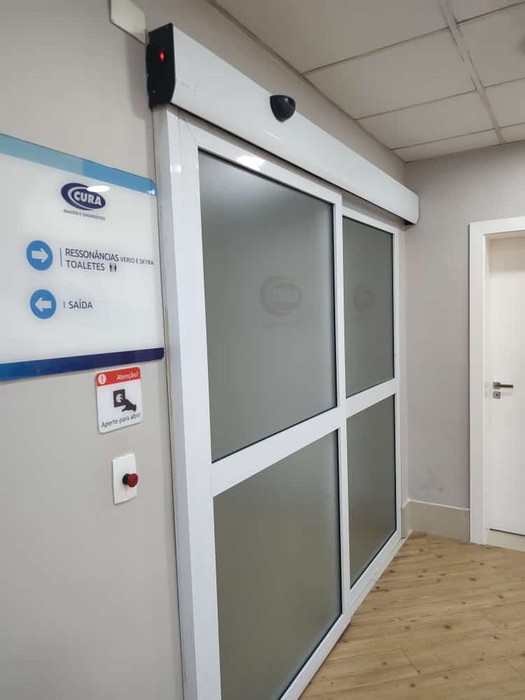 Instalação de porta automática de vidro