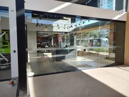 Portas automáticas com controle de acesso