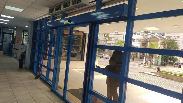Instalação de porta automática de vidro