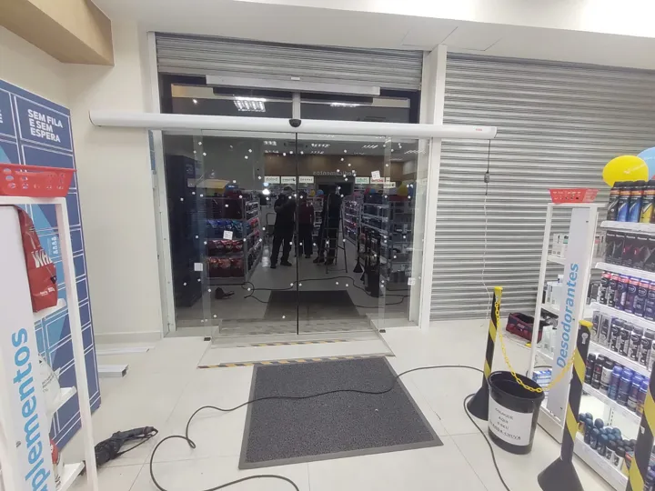 Instalação de porta automática de vidro