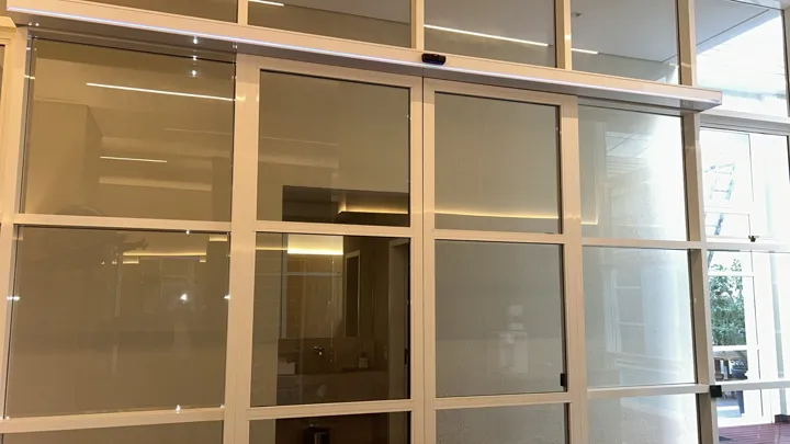 Instalação de porta automática de vidro