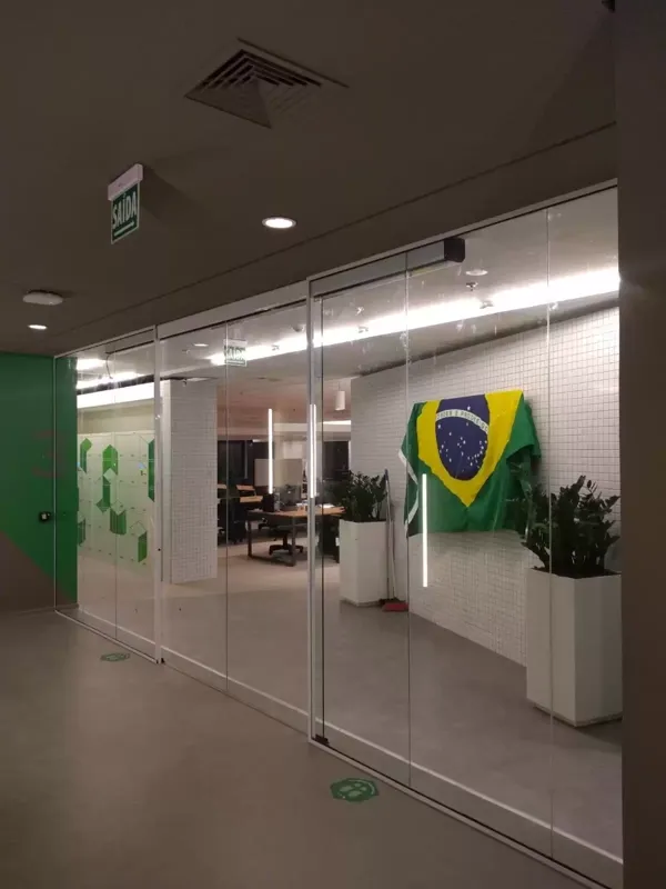 Vidraceiro pode instalar portas automáticas sem precisar de terceiros?